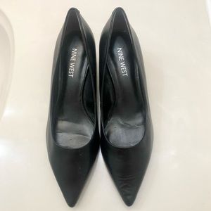 Nine West Black Leather Kitten Heels Illumie Sz 5M New with flaws